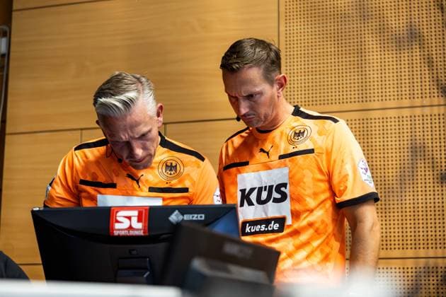 30 08 2025, GER, Handball, Men, Season 25 26, Daikin 1 Bl, 1 Matchday ThSV Eisenach SC DHfK Leipzig shows the two referees of the match Robert Schulze and Tobias Tönnies evaluating the video evidence 99817 Eisenach Werner Assmann Halle Am Sportp Thueringen Germany