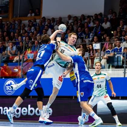 30 08 2025, GER, Handball, Men, Season 25 26, Daikin 1 Bl, 1 Matchday ThSV Eisenach SC DHfK Leipzig Phillip Meyer ThSV Eisenach,27 Adam Loenn SC DHfK Leipzig Max Beneke ThSV Eisenach,9 99817 Eisenach Werner Assmann Halle Am Sportp Thueringen Germany