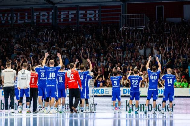 30 08 2025, GER, Handball, Men, Season 25 26, Daikin 1 Bl, 1 Matchday ThSV Eisenach SC DHfK Leipzig the team of ThSV Eisenach thanks its fans 99817 Eisenach Werner Assmann Halle Am Sportp Thueringen Germany