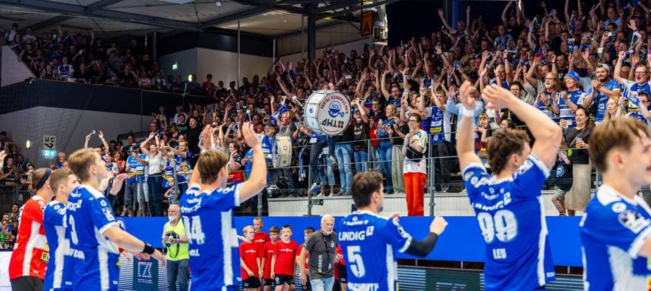 30 08 2025, GER, Handball, Men, Season 25 26, Daikin 1 Bl, 1 Matchday ThSV Eisenach SC DHfK Leipzig the team of ThSV Eisenach thanks its fans 99817 Eisenach Werner Assmann Halle Am Sportp Thueringen Germany
