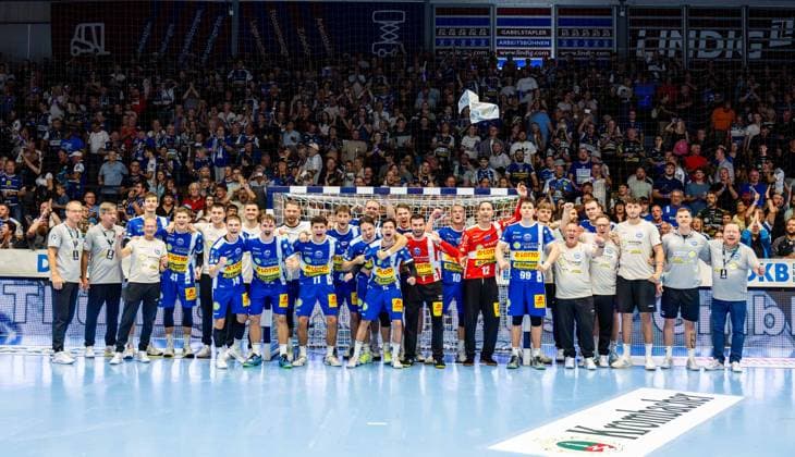 30 08 2025, GER, Handball, Men, Season 25 26, Daikin 1 Bl, 1 Matchday ThSV Eisenach SC DHfK Leipzig Team picture Group photo Team ThSV Eisenach after the victory in the derby against SC DHfK Leipzig 99817 Eisenach Werner Assmann Halle Am Sportp Thueringen Germany