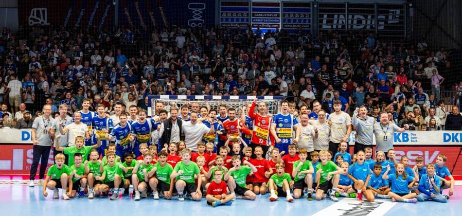 30 08 2025, GER, Handball, Men, Season 25 26, Daikin 1 Bl, 1 Matchday ThSV Eisenach SC DHfK Leipzig Team picture Group photo Team ThSV Eisenach after the victory in the derby against SC DHfK Leipzig together with the Sponsor of the Day Lotto Thüringen and the run-in children 99817 Eisenach Werner Assmann Halle Am Sportp Thueringen Germany