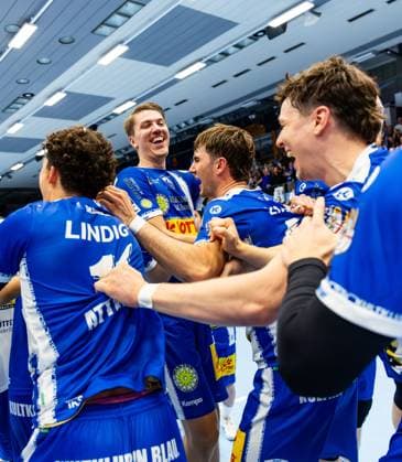 30 08 2025, GER, Handball, Men, Season 25 26, Daikin 1 Bl, 1 Matchday ThSV Eisenach SC DHfK Leipzig great jubilation among the players of ThSV Eisenach after the victory in the derby against SC DHfK Leipzig, with in the picture Oskar Joelsson ThSV Eisenach,3 , Stephan Seitz ThSV Eisenach,44 99817 Eisenach Werner Assmann Halle Am Sportp Thueringen Germany