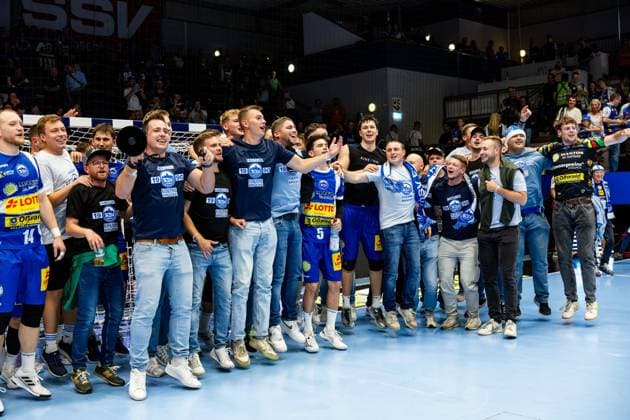 30 08 2025, GER, Handball, Men, Season 25 26, Daikin 1 Bl, 1 Matchday ThSV Eisenach SC DHfK Leipzig the team the team of ThSV Eisenach thanks its fans 99817 Eisenach Werner Assmann Halle Am Sportp Thueringen Germany
