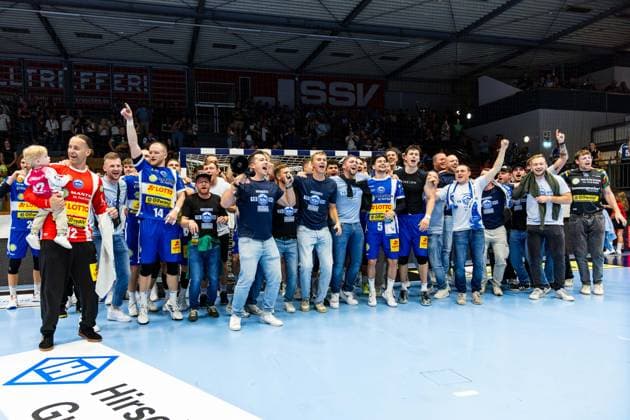 30 08 2025, GER, Handball, Men, Season 25 26, Daikin 1 Bl, 1 Matchday ThSV Eisenach SC DHfK Leipzig the team the team of ThSV Eisenach thanks its fans 99817 Eisenach Werner Assmann Halle Am Sportp Thueringen Germany