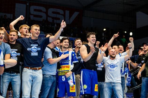 30 08 2025, GER, Handball, Men, Season 25 26, Daikin 1 Bl, 1 Matchday ThSV Eisenach SC DHfK Leipzig the team the team of ThSV Eisenach thanks its fans, with in the picture Timothy Reichmuth ThSV Eisenach,5 , Tillman Leu ThSV Eisenach,99 99817 Eisenach Werner Assmann Halle Am Sportp Thueringen Germany