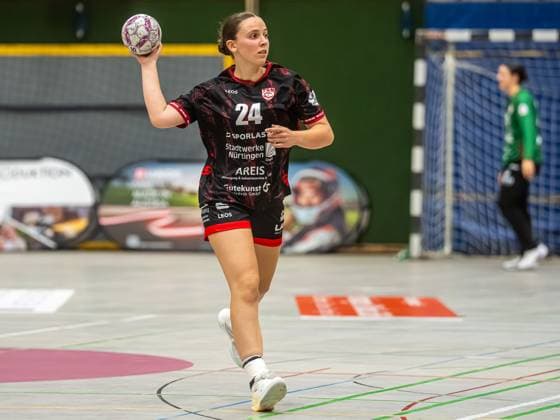 Lisa Fuchs TG Nuertingen, 24 on the ball, TG Nuertingen vs 1 FSV Mainz 05, Handball, 2 Bundesliga, Season 2025 2026, 30 08 2025 TG Nuertingen vs 1 FSV Mainz 05, Handball, 2 Bundesliga, Season 2025 2026, 30 08 2025 Nuertingen Copyright: xMichaelxSchmidt Eibner-Pressefotx EP_MST