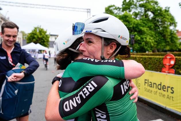 2025 UCI Para-cycling Road World Championships Picture by Olly Hassell SWpix.com - 31 08 2025 - Cycling - 2025 UCI Para-cycling Road World Championships - Ronse, Flanders, Belgium - Women B Road Race - Katie-George Dunlevy and pilot Linda Kelly (Ireland) celebrate winning the Women B Road Race to become World Champions Copyright: x xSWpix.comx(t axPhotographyxHubxLtd)xOllyxHassell SWpix.comx SWP-3069-1548