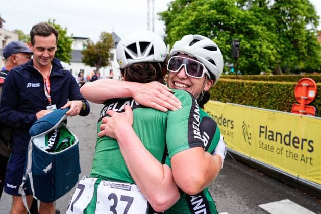 2025 UCI Para-cycling Road World Championships Picture by Olly Hassell SWpix.com - 31 08 2025 - Cycling - 2025 UCI Para-cycling Road World Championships - Ronse, Flanders, Belgium - Women B Road Race - Katie-George Dunlevy and pilot Linda Kelly (Ireland) celebrate winning the Women B Road Race to become World Champions Copyright: x xSWpix.comx(t axPhotographyxHubxLtd)xOllyxHassell SWpix.comx SWP-3069-1549
