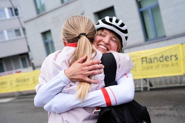 2025 UCI Para-cycling Road World Championships Picture by Olly Hassell SWpix.com - 31 08 2025 - Cycling - 2025 UCI Para-cycling Road World Championships - Ronse, Flanders, Belgium - Women B Road Race - Patrycja Kuter and pilot Karolina Kolkowicz (Poland) Win the Silver Medal Copyright: x xSWpix.comx(t axPhotographyxHubxLtd)xOllyxHassell SWpix.comx SWP-3069-1551