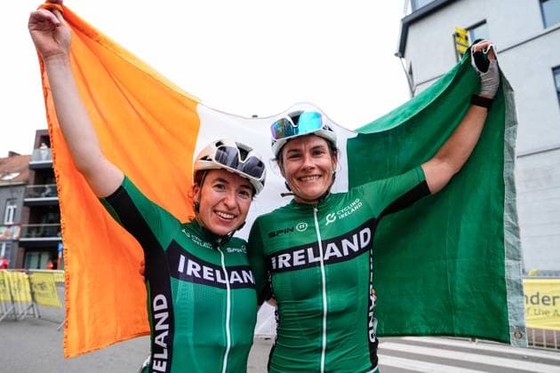 2025 UCI Para-cycling Road World Championships Picture by Olly Hassell SWpix.com - 31 08 2025 - Cycling - 2025 UCI Para-cycling Road World Championships - Ronse, Flanders, Belgium - Women B Road Race - Katie-George Dunlevy and pilot Linda Kelly (Ireland) celebrate winning the Women B Road Race to become World Champions Copyright: x xSWpix.comx(t axPhotographyxHubxLtd)xOllyxHassell SWpix.comx SWP-3069-1555