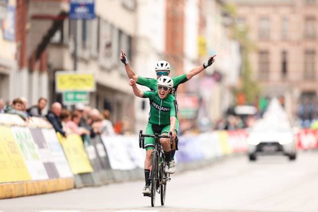 2025 UCI Para-cycling Road World Championships Picture by John Clifton SWpix.com - 31 08 2025 - Cycling - 2025 UCI Para-cycling Road World Championships - Ronse, Flanders, Belgium - Women B Road Race - Katie-George Dunlevy piloted by Linda Kelly (Ireland) celebrate winning the Women B Road Race to become World Champions Copyright: x xSWpix.comx(t axPhotographyxHubxLtd)xJohnxClifton SWpix.comx SWP-3069-1565