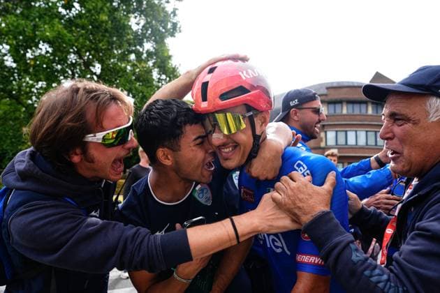 2025 UCI Para-cycling Road World Championships Picture by Olly Hassell SWpix.com - 31 08 2025 - Cycling - 2025 UCI Para-cycling Road World Championships - Ronse, Flanders, Belgium - Men B Road Race - Federico Andreoli piloted by Francesco Di Felice (Italy) celebrate winning the Men B Road Race to becomes World Champions Copyright: x xSWpix.comx(t axPhotographyxHubxLtd)xOllyxHassell SWpix.comx SWP-3069-1572