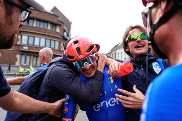 2025 UCI Para-cycling Road World Championships Picture by Olly Hassell SWpix.com - 31 08 2025 - Cycling - 2025 UCI Para-cycling Road World Championships - Ronse, Flanders, Belgium - Men B Road Race - Federico Andreoli piloted by Francesco Di Felice (Italy) celebrate winning the Men B Road Race to becomes World Champions Copyright: x xSWpix.comx(t axPhotographyxHubxLtd)xOllyxHassell SWpix.comx SWP-3069-1574