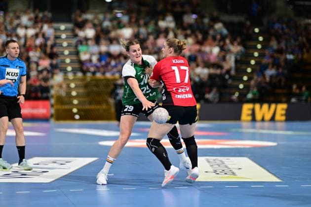 Handball I Women I Season 2025 2026 I 1 HBF I 1 Matchday I VfL Oldenburg BSV Sachsen Zwickau I 30 08 2025 Paulina Golla 29, VfL Oldenburg Charlotte Kähr 17, BSV Sachsen Zwickau Oldenburg EWE Arena Niedersachsen Germany Copyright: xLobeca FelixxSchlikisx