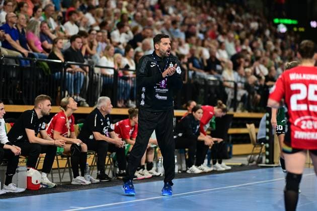 Handball I Women I Season 2025 2026 I 1 HBF I 1 Matchday I VfL Oldenburg BSV Sachsen Zwickau I 30 08 2025 Norman Rentsch Co Coach, BSV Sachsen Zwickau Oldenburg EWE Arena Niedersachsen Germany Copyright: xLobeca FelixxSchlikisx