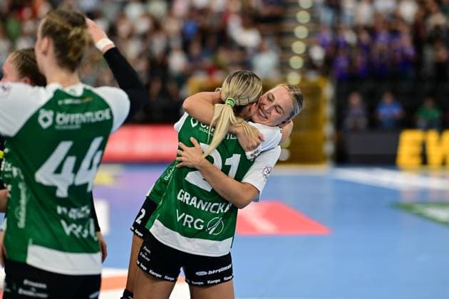 Handball I Women I Season 2025 2026 I 1 HBF I 1 Matchday I VfL Oldenburg BSV Sachsen Zwickau I 30 08 2025 Cheers, excitement, enthusiasm, euphoria, joy, happiness, cheerfulness at Joanna Granicka 21, VfL Oldenburg Lisa Borutta 2, VfL Oldenburg Oldenburg EWE Arena Niedersachsen Germany Copyright: xLobeca FelixxSchlikisx