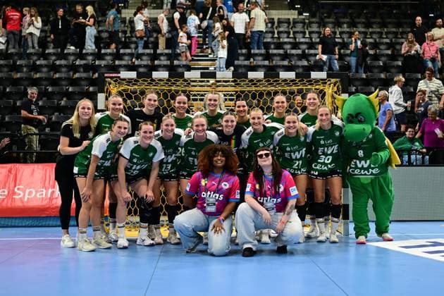 Handball I Women I Season 2025 2026 I 1 HBF I 1 Matchday I VfL Oldenburg BSV Sachsen Zwickau I 30 08 2025 Cheers, excitement, enthusiasm, euphoria, joy, happiness, cheerfulness at VfL Oldenburg Women Oldenburg EWE Arena Lower Saxony Germany Copyright: xLobeca FelixxSchlikisx