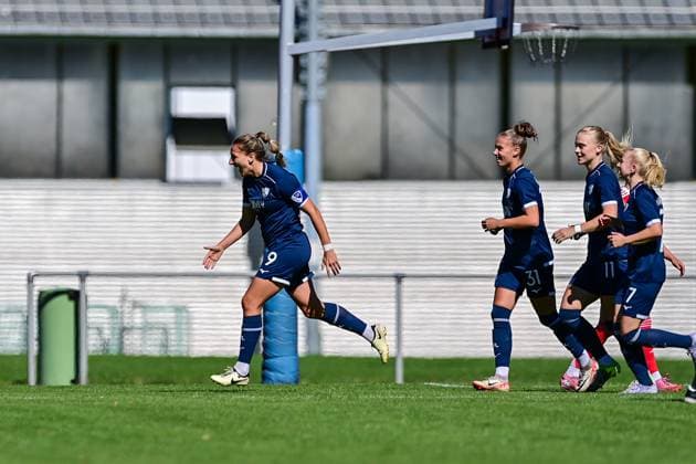 VfL Bochum players with goal celebration, celebrate the goal, goal, celebration, celebration, celebration of the goal to 0 1 by Dörthe Hoppius Bochum, 9 1 v li , optimistic, action, Action, 31 08 2025, Aschheim Germany , Soccer,2 Women Bundesliga, FC Bayern München II VfL Bochuim, DFB DFL REGULATIONS PROHIBIT ANY USE OF PHOTOGRAPHS AS IMAGE SEQUENCES AND OR QUASI VIDEO xslx