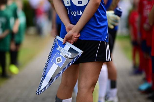 Soccer I Women I Season 2025 2026 I Test match I Hamburger SV SC Heerenveen I 30 08 2025 Symbol, symbol photo, symbolic image, symbol, representation, sign HSV, Hamburger SV, coat of arms, pennant, hand, in hand, Hamburger Sportverein Varel Obenstroh, A Platz Niedersachsen Germany Copyright: xLobeca FelixxSchlikisx
