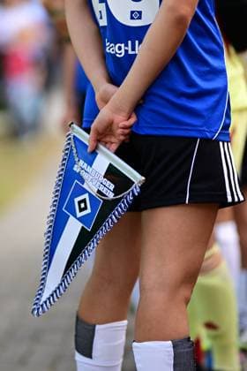 Soccer I Women I Season 2025 2026 I Test match I Hamburger SV SC Heerenveen I 30 08 2025 Symbol, symbol photo, symbolic image, symbol, representation, sign HSV, Hamburger SV, coat of arms, pennant, hand, in hand, Hamburger Sportverein Varel Obenstroh, A Platz Niedersachsen Germany Copyright: xLobeca FelixxSchlikisx