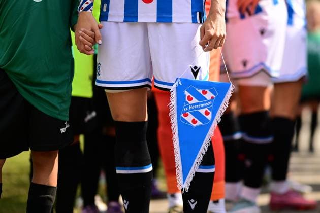 Soccer I Women I Season 2025 2026 I Test match I Hamburger SV SC Heerenveen I 30 08 2025 Symbol, Symbolic picture, Symbol, Icon, Representation, Signum pennant, Crest, SC Heerenveen Women, Hand Varel Obenstroh, A Place Lower Saxony Germany Copyright: xLobeca FelixxSchlikisx