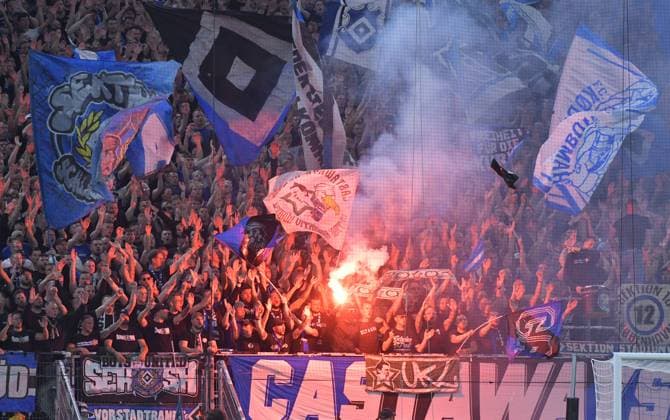 29 08 2025, xblx, Fussball 1 Bundesliga, Hamburger SV FC St Pauli v l Tribuenen, Zuschauer, Stadion, Fans, Tribuene, Raenge, Schals, Schal, Banner, Plakate, Fahne, Fahnen, Pyrotechnik, Feuer, Feuerwerk, Fans, Rauch, Bengalos, Bengalo, Pyro, Rauchbombe, Ultras DFL DFB REGULATIONS PROHIBIT ANY USE OF PHOTOGRAPHS as IMAGE SEQUENCES and or QUASI VIDEO Hamburg