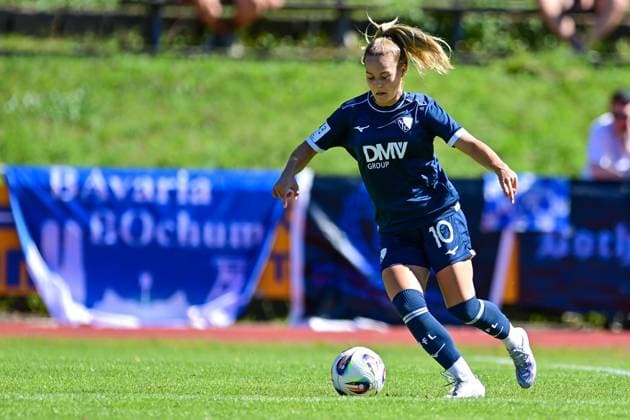 Anna Moczarski Bochum, 10 on the ball, cropped, full body, single image, action, action, 31 08 2025, Aschheim Germany , Soccer,2 Women Bundesliga, FC Bayern München II VfL Bochuim, DFB DFL REGULATIONS PROHIBIT ANY USE OF PHOTOGRAPHS AS IMAGE SEQUENCES AND OR QUASI VIDEO xslx
