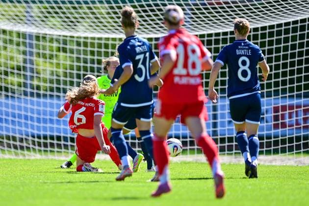 from left Marie Gmeineder FCB, 6 has asserted herself against Alina Bantle Bochum, 8 and Franziska Wenzel Bochum, 31 and runs alone on goal, but only hits the post, 31 08 2025, Aschheim Germany , Soccer,2 Frauen Bundesliga, FC Bayern München II VfL Bochuim, DFB DFL REGULATIONS PROHIBIT ANY USE OF PHOTOGRAPHS AS IMAGE SEQUENCES AND OR QUASI VIDEO xslx