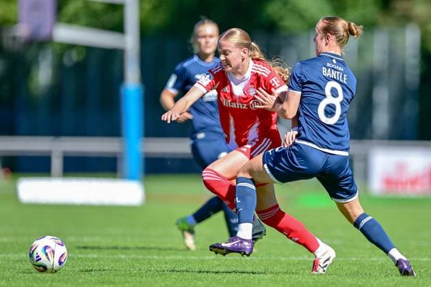 from left Marie Gmeineder FCB, 6 Alina Bantle Bochum, 8 in duel, duel, tackle, dynamic, action, action, 31 08 2025, Aschheim Germany , Soccer,2 Women Bundesliga, FC Bayern München II VfL Bochuim, DFB DFL REGULATIONS PROHIBIT ANY USE OF PHOTOGRAPHS AS IMAGE SEQUENCES AND OR QUASI VIDEO xslx