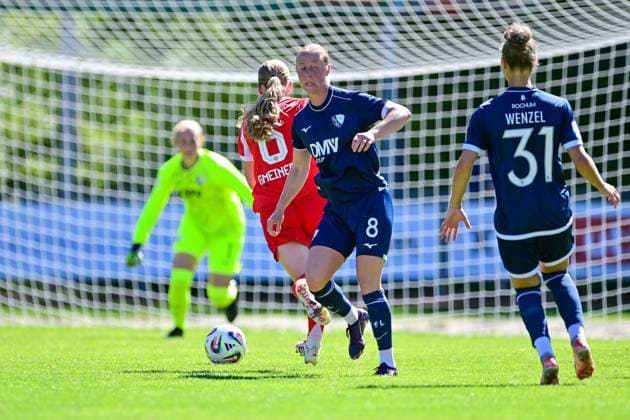 from left Marie Gmeineder FCB, 6 has asserted herself against Alina Bantle Bochum, 8 and Franziska Wenzel Bochum, 31 and runs alone on goal, but only hits the post, 31 08 2025, Aschheim Germany , Soccer,2 Frauen Bundesliga, FC Bayern München II VfL Bochuim, DFB DFL REGULATIONS PROHIBIT ANY USE OF PHOTOGRAPHS AS IMAGE SEQUENCES AND OR QUASI VIDEO xslx