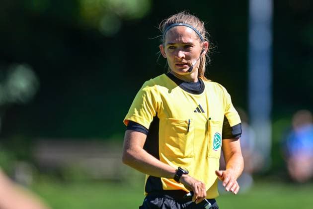 Theresa Hug Referee Single Image, Action, Action, 31 08 2025, Aschheim Germany , Soccer,2 Frauen Bundesliga, FC Bayern München II VfL Bochuim, DFB DFL REGULATIONS PROHIBIT ANY USE OF PHOTOGRAPHS AS IMAGE SEQUENCES AND OR QUASI VIDEO xslx