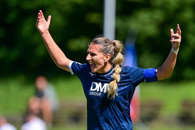 Paula Rintzner FCB, 9 gibt Anweisungen, gestikuliert, mit den Armen gestikulieren, gives instructions, gesticulate, Einzelbild, Aktion, Action, 31 08 2025, Aschheim Deutschland , Fußball,2 Frauen Bundesliga, FC Bayern München II VfL Bochuim, DFB DFL REGULATIONS PROHIBIT ANY USE OF PHOTOGRAPHS AS IMAGE SEQUENCES AND OR QUASI VIDEO xslx