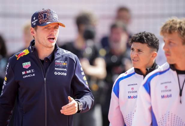 ZANDVOORT - Max Verstappen (Red Bull Racing) and Isack Hadjar (Racing Bulls) during the drivers parade before the F1 Dutch Grand Prix at the Zandvoort Circuit. ANP SANDER KONING F1 Grand Prix of Netherlands 2025 26 xVIxANPxSportx xxANPxIVx 534588315 originalFilename: 534588315.jpg