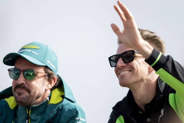 ZANDVOORT - Fernando Alonso (Aston Martin) and Nico Hulkenberg (Kick Sauber) during the drivers parade before the F1 Dutch Grand Prix at the Zandvoort Circuit. ANP SANDER KONING F1 Grand Prix of Netherlands 2025 26 xVIxANPxSportx xxANPxIVx 534588542 originalFilename: 534588542.jpg