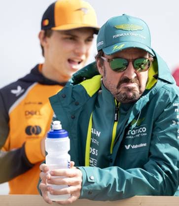 ZANDVOORT - Oscar Piastri (McLaren) and Fernando Alonso (Aston Martin) during the drivers parade before the F1 Dutch Grand Prix at the Zandvoort Circuit. ANP SANDER KONING F1 Grand Prix of Netherlands 2025 26 xVIxANPxSportx xxANPxIVx 534588761 originalFilename: 534588761.jpg