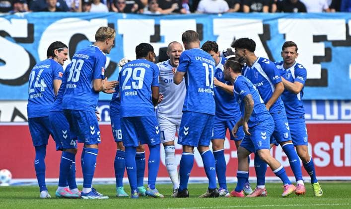 31 08 2025 Soccer Season 2025 2026 2 Soccer Bundesliga 04 Matchday 1 FC Magdeburg FCM SpVgg Greuther Fürth Kleeblatt Sportfoto Zink MeZi xmexzix DFL regulations prohibit any use of photographs as image sequences and or quasi video only for editorial use Teamkreis Mannschaft Team Magdeburg mit Dominik Reimann 1, 1 FC Magdeburg FCM