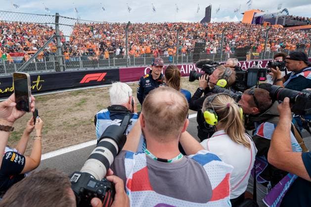 ZANDVOORT , 31-08-2025 , Circuit Zandvoort , season 2025 2026 , Formula 1 Heineken Dutch Grand Prix Zandvoort - The Netherlands , Oracle Red Bull Racing driver Max Verstappen waving to the fans during the drivers parade with a lot of attention by the press Formula 1 Dutch Grand Prix Sunday  x30773057x Copyright: