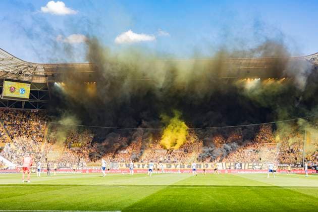 31.08.2025, xomx, Fussball 2.Bundesliga, Dynamo Dresden - FC Schalke 04 v.l. Fans SGD im K-Block mit Fahnen, Bannern und Schals. Pyro. Pyrotechnik. Bengalo. Bengalos. Fackeln. (DFL DFB REGULATIONS PROHIBIT ANY USE OF PHOTOGRAPHS as IMAGE SEQUENCES and or QUASI-VIDEO) Dresden *** 31 08 2025, xomx, Soccer 2 Bundesliga, Dynamo Dresden FC Schalke 04 v l Fans SGD in K Block with Flags, Banners and Scarves Pyro Pyrotechnics Bengalo Bengalos Flares DFL DFB REGULATIONS PROHIBIT ANY USE OF PHOTOGRAPHS as IMAGE SEQUENCES and or QUASI VIDEO Dresden