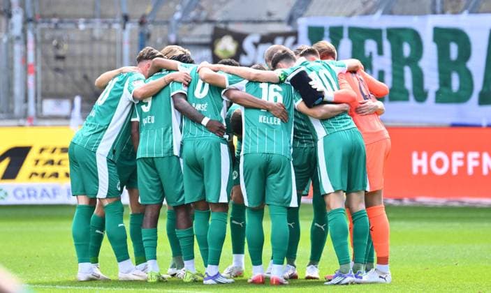 31 08 2025 Soccer Season 2025 2026 2 Soccer Bundesliga 04 Matchday 1 FC Magdeburg FCM SpVgg Greuther Fürth Kleeblatt Sportfoto Zink xwoxzix DFL regulations prohibit any use of photographs as image sequences and or quasi video only for editorial use Teamkreis Mannschaft Team Fürth