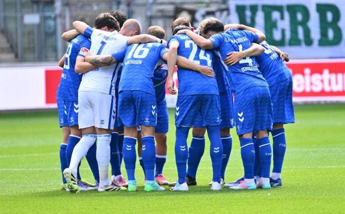 31 08 2025 Soccer Season 2025 2026 2 Soccer Bundesliga 04 Matchday 1 FC Magdeburg FCM SpVgg Greuther Fürth Kleeblatt Sportfoto Zink xwoxzix DFL regulations prohibit any use of photographs as image sequences and or quasi video only for editorial use Teamkreis Mannschaft Team FCM