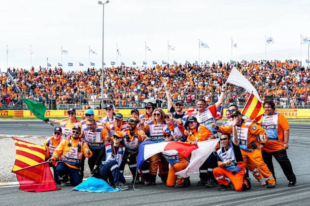 2025-08-31 F1 - Heineken Dutch GP - Grand Prix Drivers Parade ZANDVOORT, NETHERLANDS - AUGUST 31: teamphoto of staff at the Grand Prix Drivers Parade during F1 - Heineken Dutch GP on August 31, 2025 in Zandvoort, Netherlands. Zandvoort Netherlands Content not available for redistribution in The Netherlands directly or indirectly through any third parties. Copyright: xAndrexWeeningx