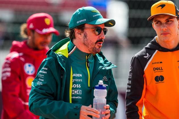 2025-08-31 F1 - Heineken Dutch GP - Grand Prix Drivers Parade ZANDVOORT, NETHERLANDS - AUGUST 31: Fernando Alonso of Aston Martin at the Grand Prix Drivers Parade during F1 - Heineken Dutch GP on August 31, 2025 in Zandvoort, Netherlands. Zandvoort Netherlands Content not available for redistribution in The Netherlands directly or indirectly through any third parties. Copyright: xAndrexWeeningx