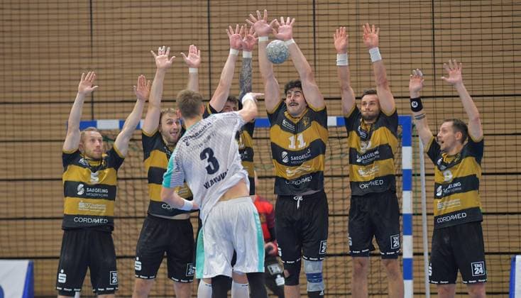 30 08 2025, Dresdens Lukas Wucherpfennig, Dresdens Anton Preußner, Dresdens Doruk Pehlivan, Dresdens Sebastian Greß and Dresdens Julius Dierberg await the free throw from Bietigheims Nikola Vlahovic, Handball, 2 Bundesliga, HC Elbflorenz Dresden SG BBM Bietigheim 24 28, c Dresden