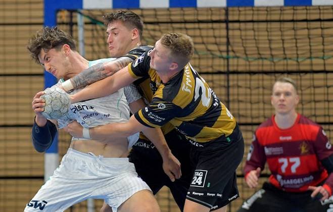 30 08 2025, Defensive battle, Dresdens Oliver Seidler and Dresdens Ivar Stavast against Bietigheims Fynn Luca Nicolaus, Handball, 2 Bundesliga, HC Elbflorenz Dresden SG BBM Bietigheim c Dresden
