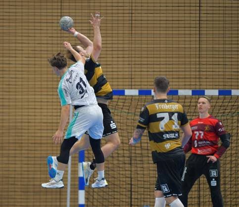 30 08 2025, Dresdens Anton Preußner and Bietigheims Alex Pfeifer jump for the ball, Handball, 2 Bundesliga, HC Elbflorenz Dresden SG BBM Bietigheim 24 28, c Dresden