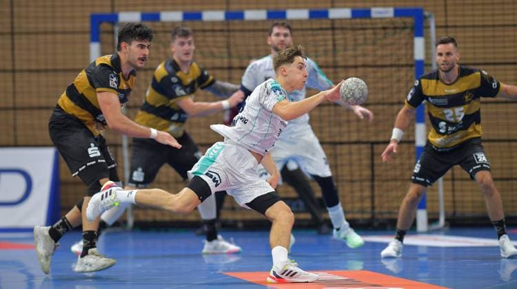 30 08 2025, Bietigheims Alen Hadzimuhamedovic keeps Dresdens defense busy, Handball, 2 Bundesliga, HC Elbflorenz Dresden SG BBM Bietigheim 24 28, c Dresden
