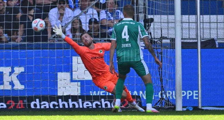 31 08 2025 Soccer Season 2025 2026 2 Soccer Bundesliga 04 Matchday 1 FC Magdeburg FCM SpVgg Greuther Fürth Kleeblatt Sportfoto Zink xwoxzix DFL regulations prohibit any use of photographs as image sequences and or quasi video only for editorial use Pelle Boevink 26, SpVgg Greuther Fürth fends off