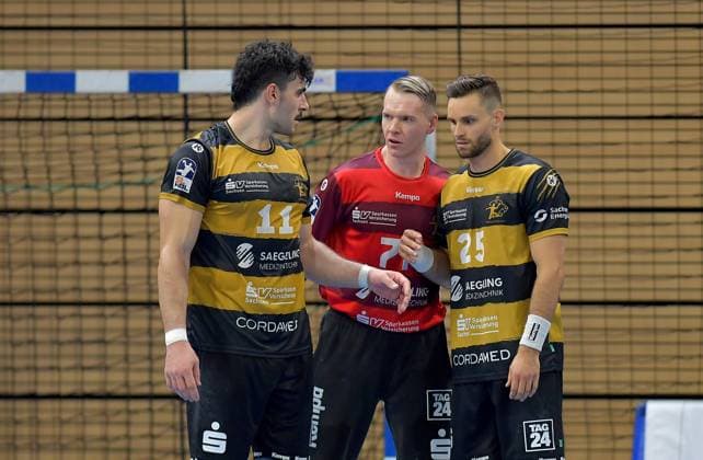 30 08 2025, Dresdens Doruk Pehlivan, Dresdens goalkeeper Robin Cantegrel and Dresdens Sebastian Greß discuss, Handball, 2 Bundesliga, HC Elbflorenz Dresden SG BBM Bietigheim 24 28, c Dresden