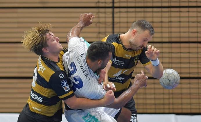 30 08 2025, Bietigheims Djibril M Bengue bracketed by Dresdens Viktor Petersen Norberg and Dresdens Oliver Seidler, Handball, 2 Bundesliga, HC Elbflorenz Dresden SG BBM Bietigheim 24 28, c Dresden